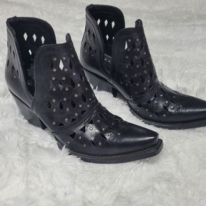 Arriot's women's black Dixon studded short Boots. sz8. 5